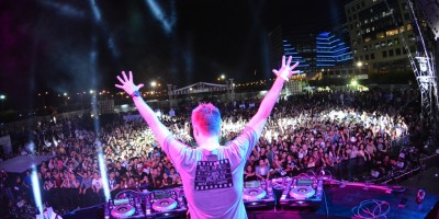 NICKY ROMERO GREETS THE HUMONGOUS CROWD AT THE SM MOA CONCERT GROUNDS